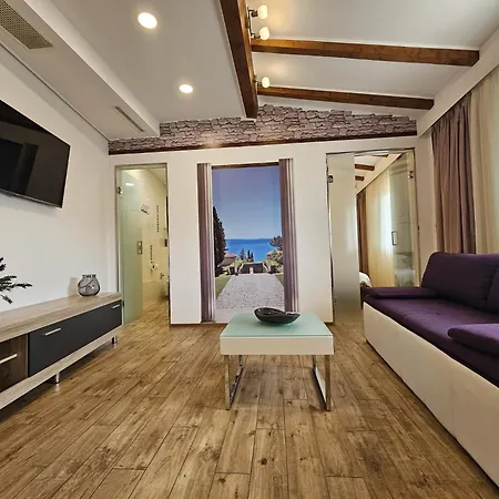 Cherry-Old Town Apartment Split