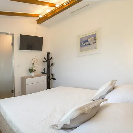 Cherry-old Town Apartment Split