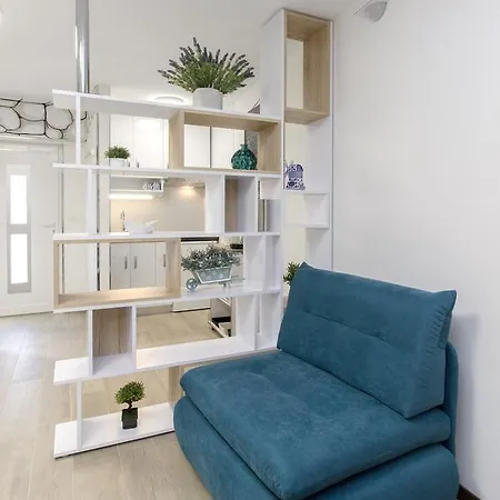 Cherry-Old Town Apartment Split